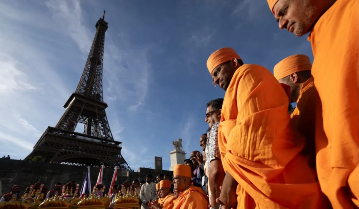 Eiffel Tower Set to Reopen After Staff Protest Over Removal of Female Workers During BAPS Visit